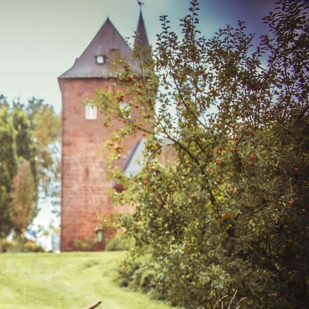 Kirche inmitten einer Naturlandschaft – Symbol für Heimat und Verbundenheit